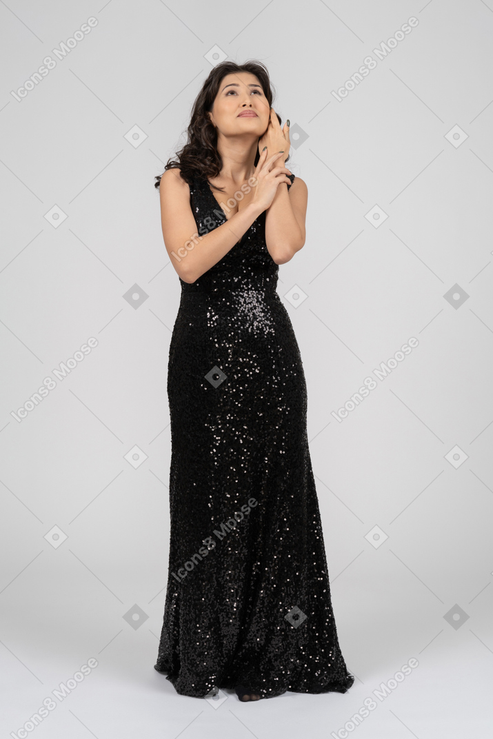 Женщина в черном вечернем платье