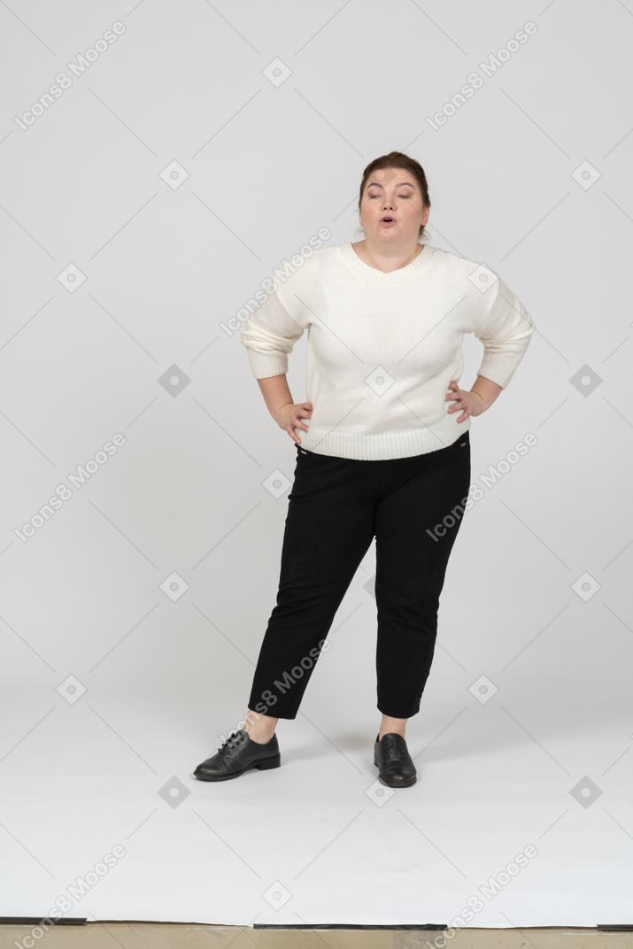 穿着休闲服的胖女人与某人交谈