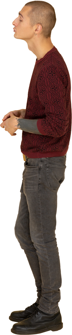 Три четверти сзади целующего молодого человека в красном пуловере