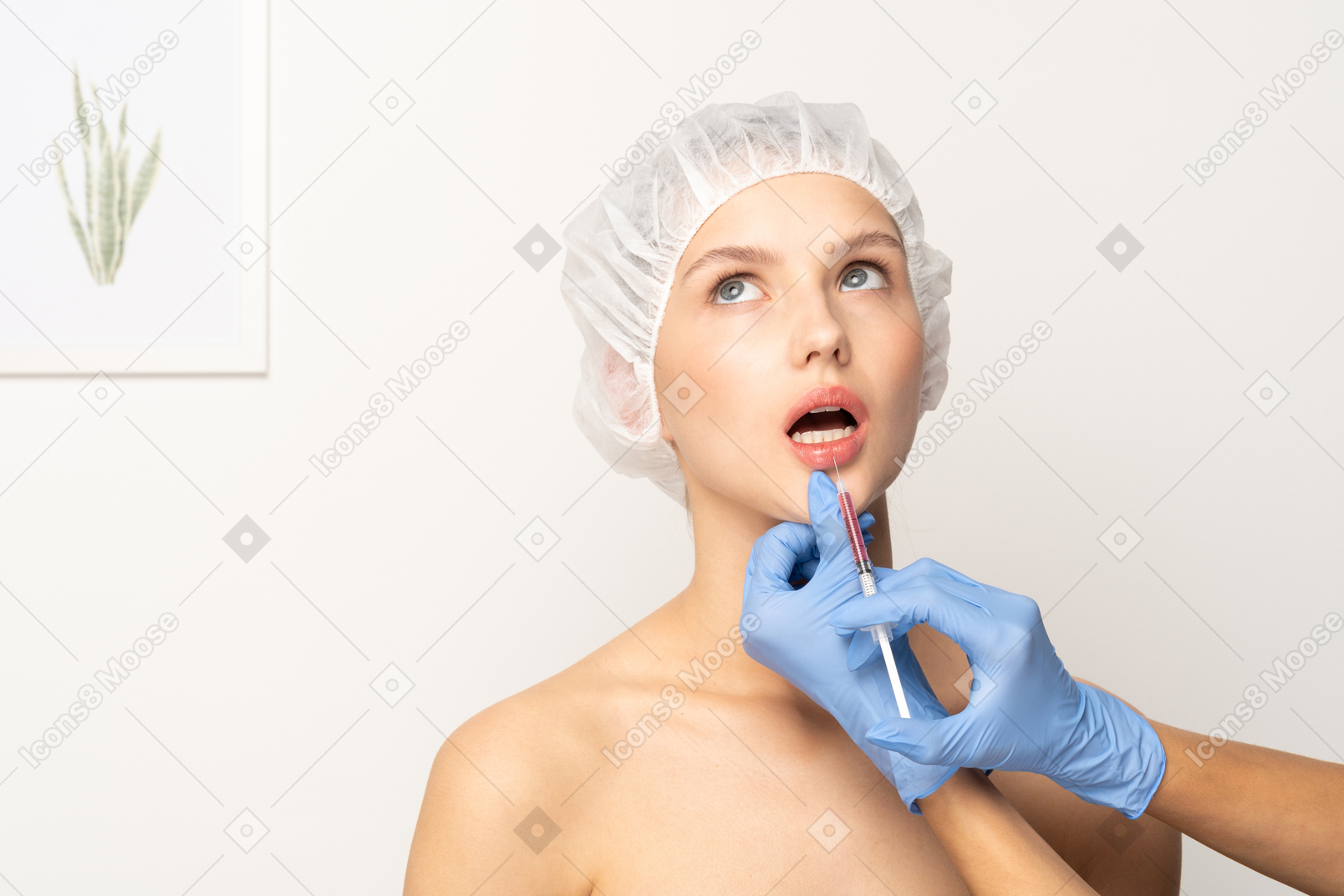 Mujer joven recibiendo rellenos de labios