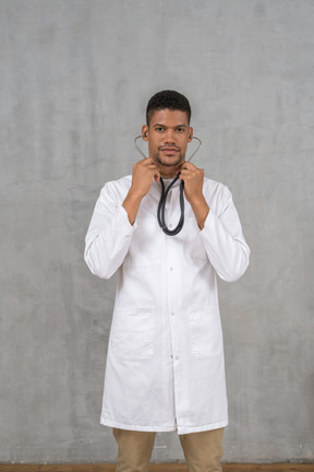 Médecin de sexe masculin à l'aide d'un stéthoscope