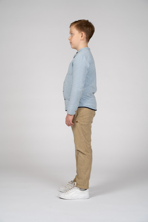 プロファイルに立っているカジュアルな服装の少年