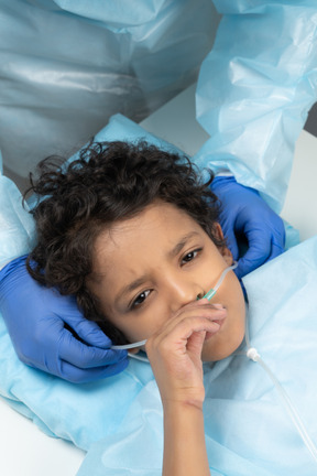 Criança com cânula nasal