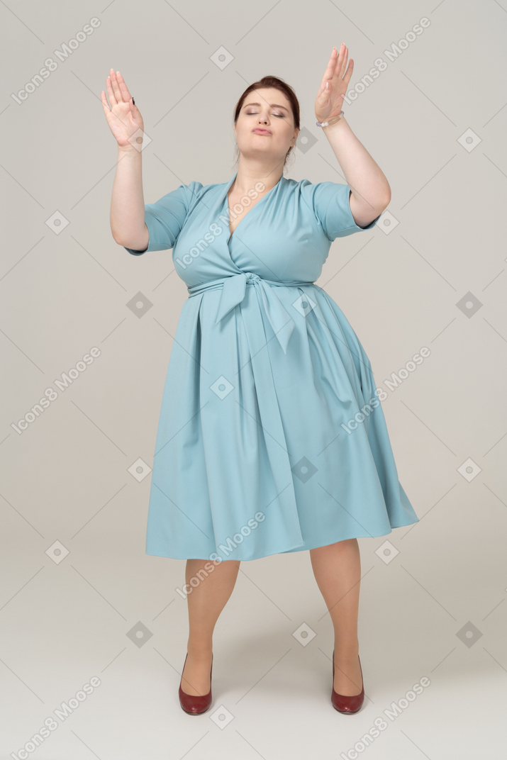 Vista frontal, de, un, mujer, en, vestido azul, bailando