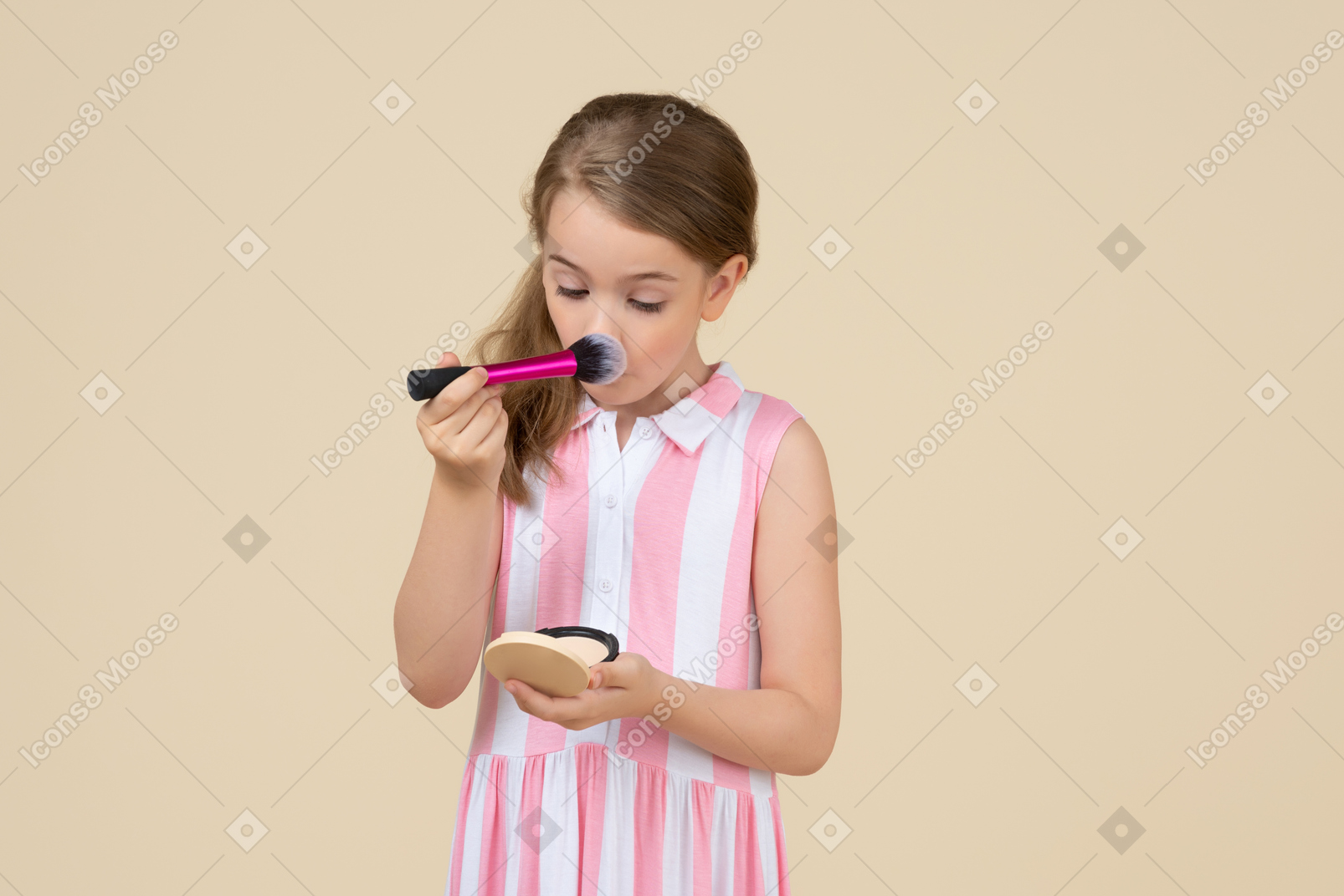 메이크업을 적용하는 귀여운 어린 소녀