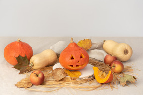 Calabazas talladas y hojas amarillas.