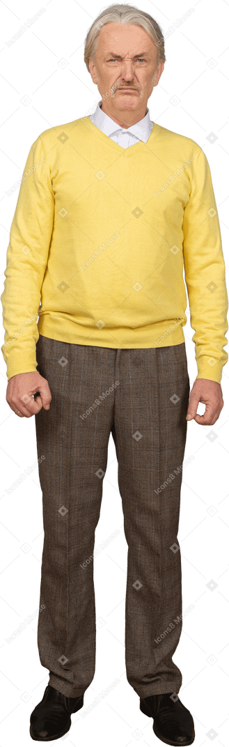 Vista frontal de un anciano enojado mirando a la cámara y vistiendo un jersey amarillo