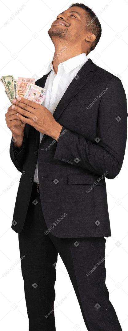 Dreiviertelansicht eines jungen mannes im schwarzen anzug mit banknoten
