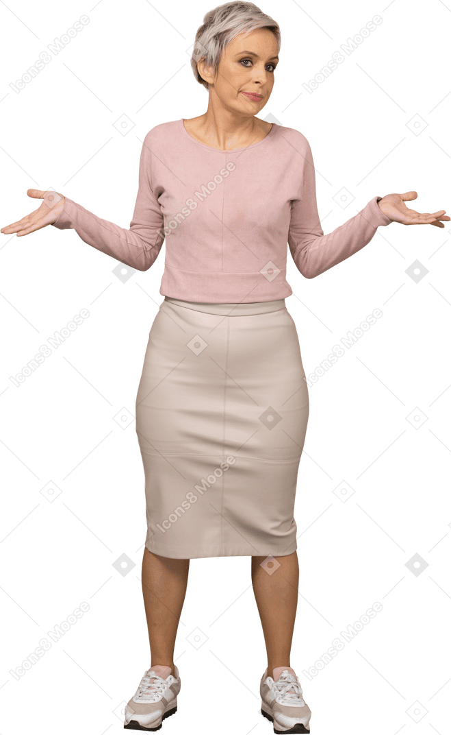 Vue de face d'une femme en vêtements décontractés debout avec les bras tendus