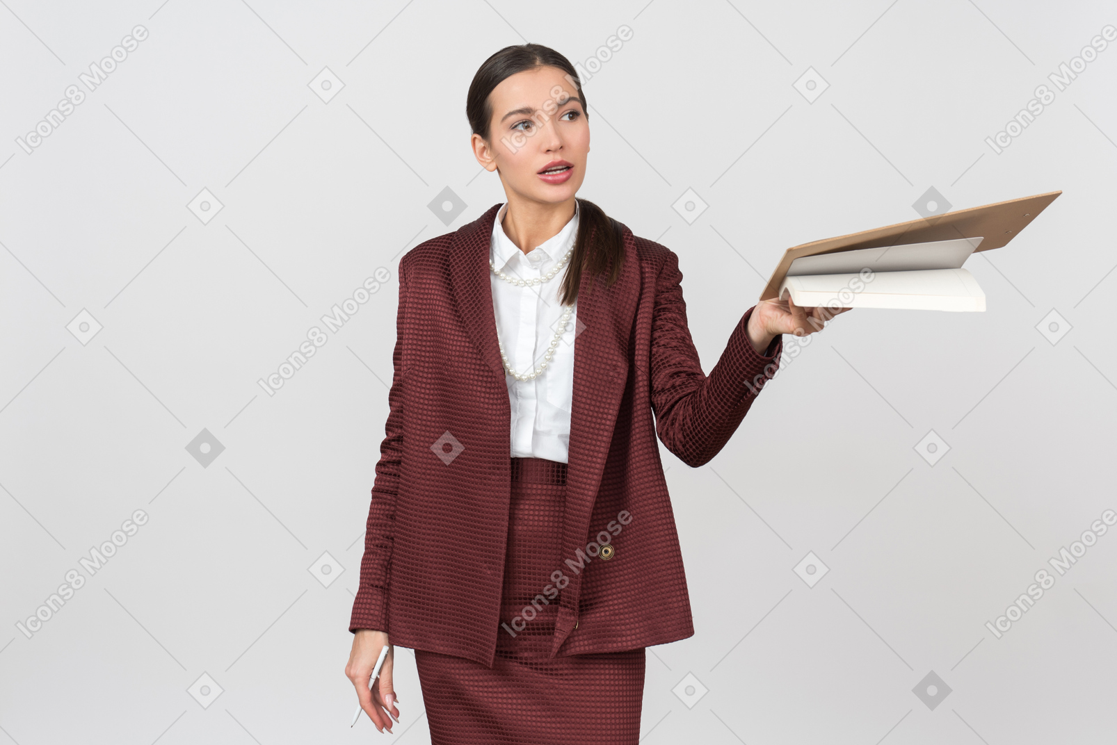 Atractiva mujer vestida formalmente sosteniendo un portapapeles