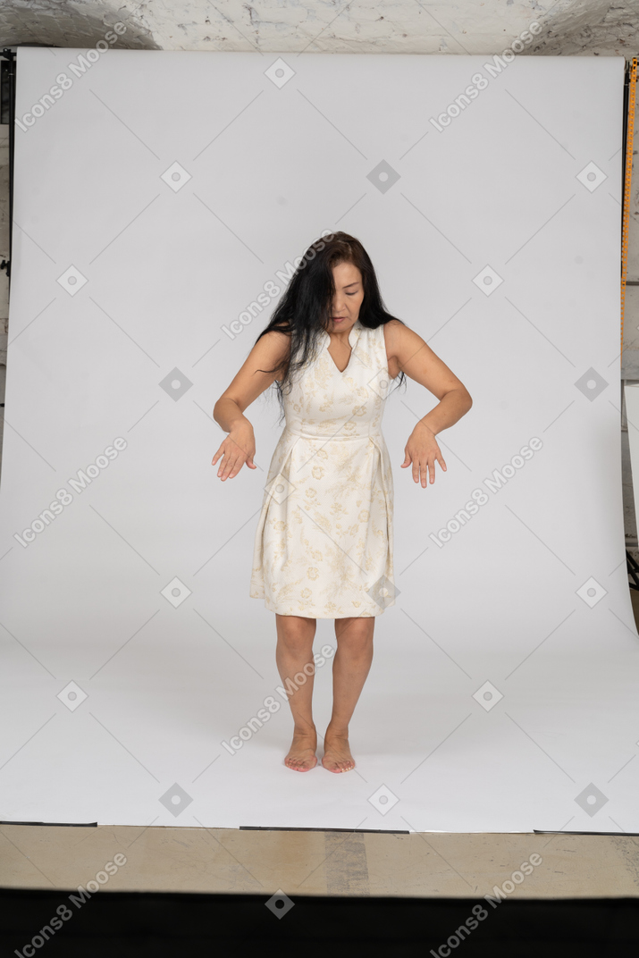 Mujer en vestido hermoso posando