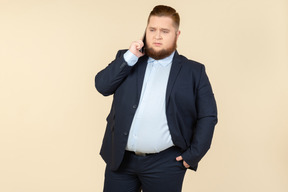 Trabalhador de escritório jovem homem com excesso de peso envolvido na conversa