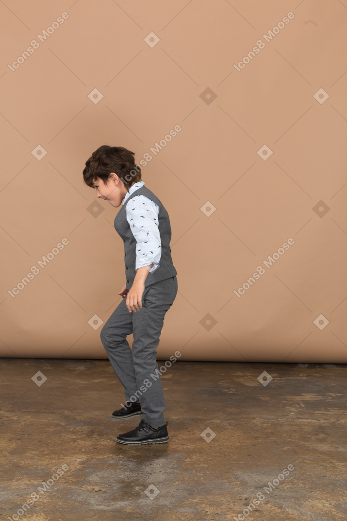 Vista laterale di un ragazzo in abito da ballo