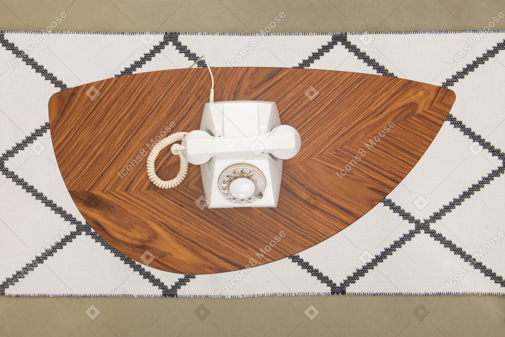 Teléfono vintage en una mesa de café de madera