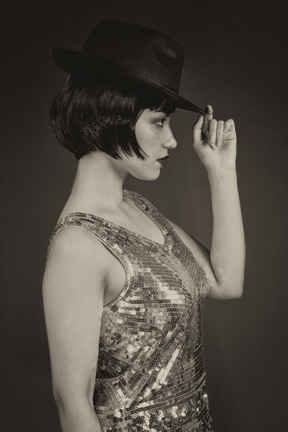 Mulher de estilo vintage com um chapéu de perfil
