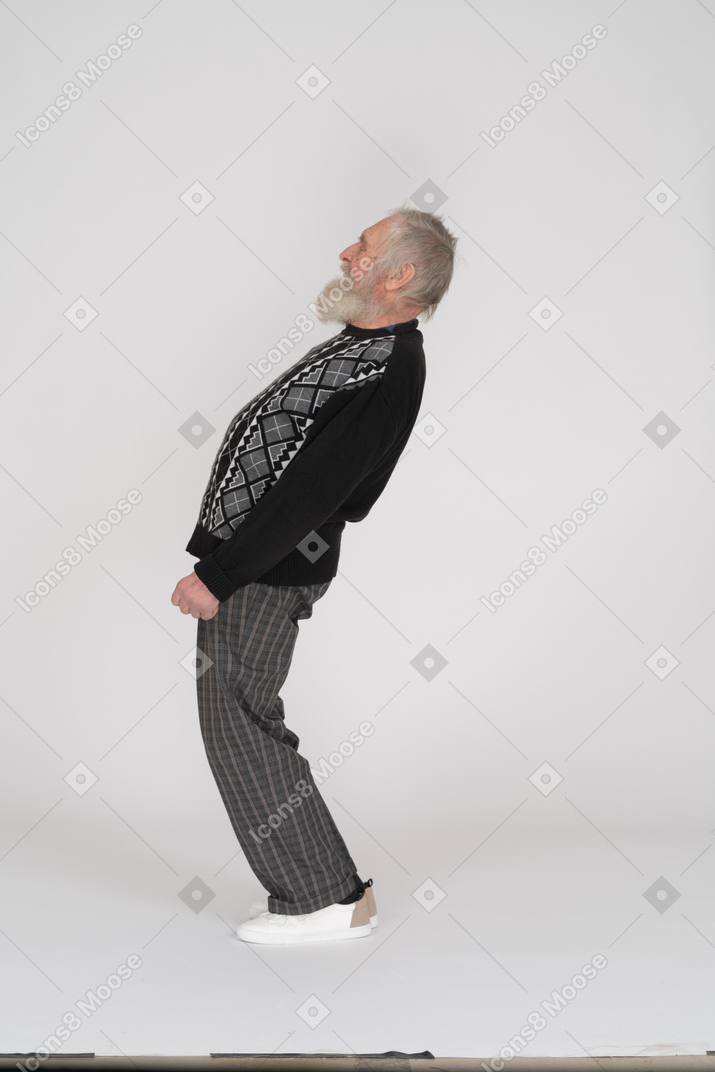 Vista lateral de um homem idoso inclinando-se para trás