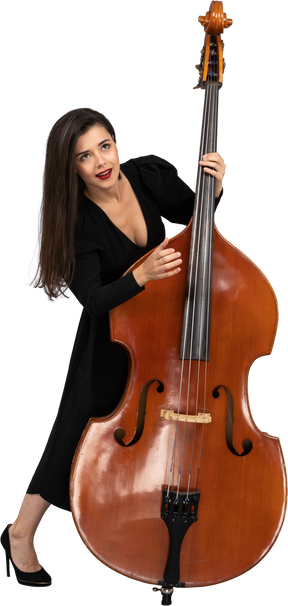Vista frontale di una giovane donna in abito nero che suona il contrabbasso