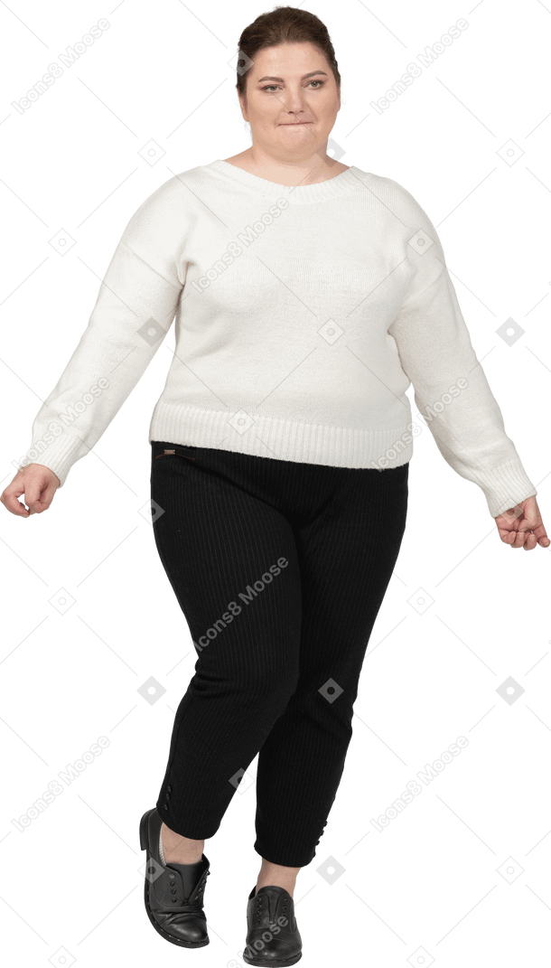그녀의 입술을 물고 흰색 스웨터에 플러스 크기 여자