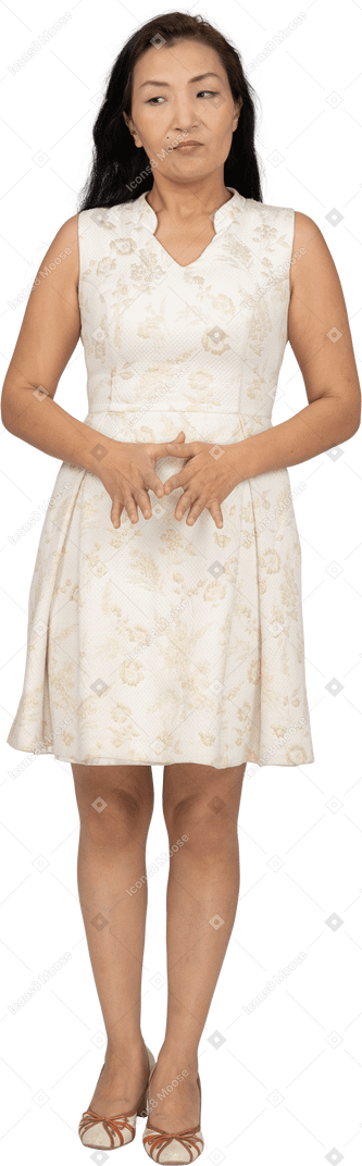 Mujer en hermoso vestido de pie