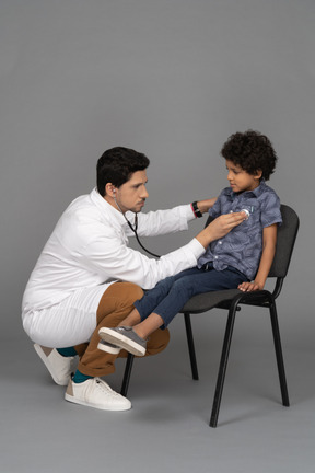 Doctor examinando al niño