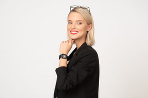 Une photo recadrée d'une jeune femme portant smartwatch