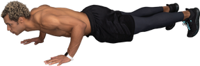 Vista lateral de um homem afro sem camisa fazendo flexões