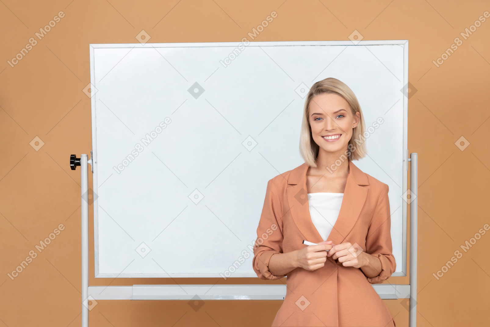 Mulher jovem e atraente explicando algo perto do quadro branco
