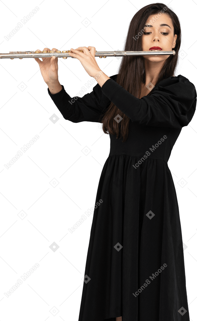 Vorderansicht einer ernsten jungen dame im schwarzen kleid, die flöte spielt