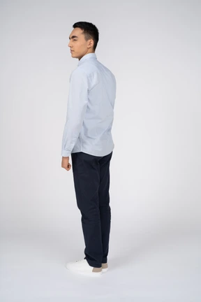 Uomo in abiti casual in piedi