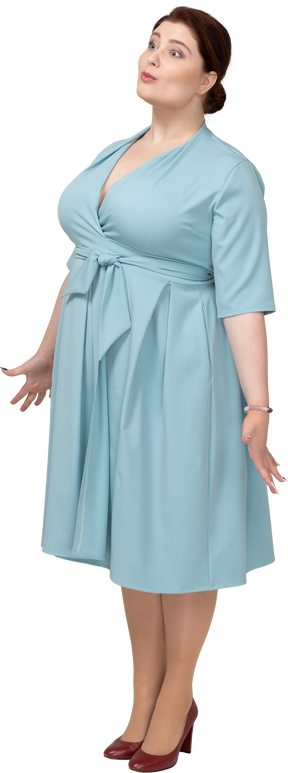 Vista lateral de uma mulher de vestido azul