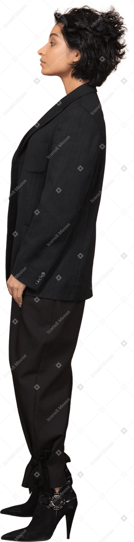 Vista laterale di una donna d'affari vestita in abito nero