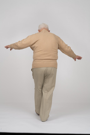 Retrovisione di un vecchio in abiti casual che camminano