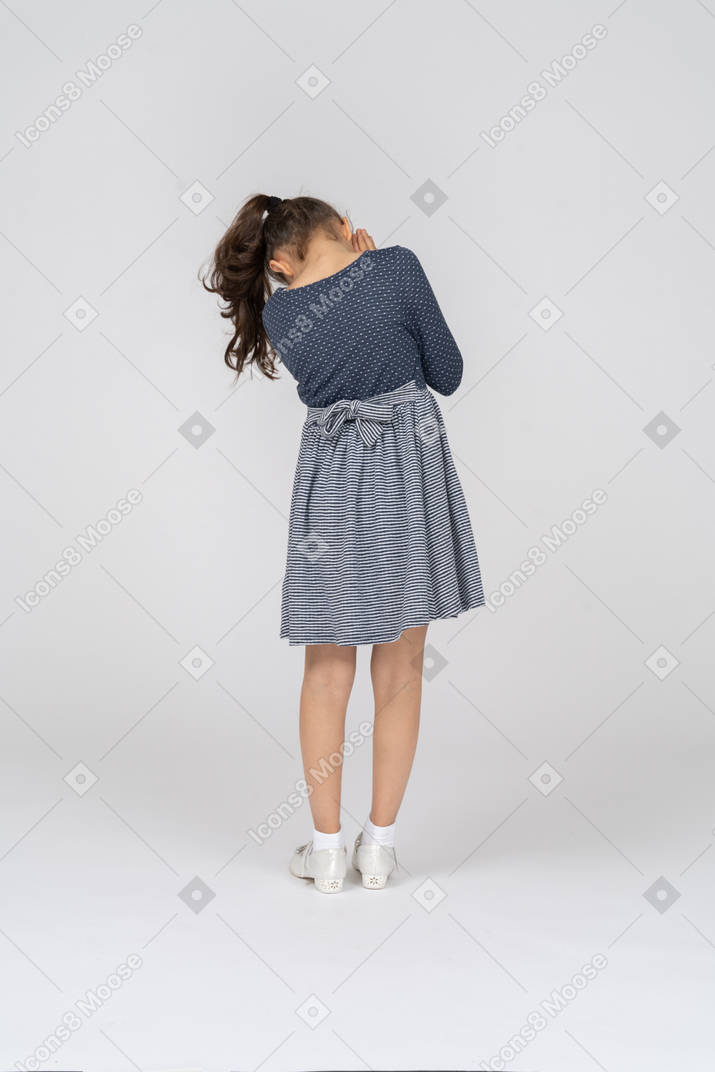 Vista traseira de uma garota imitando dormir