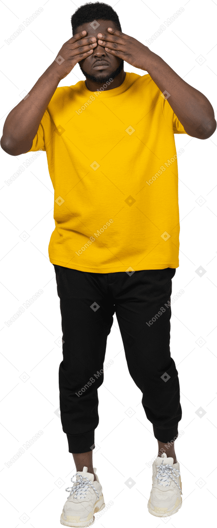 一个身穿黄色 t 恤、遮住眼睛的黑皮肤年轻男子的前视图
