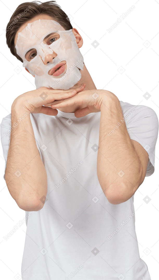 顔のマスクでポーズをとる若い男の正面図