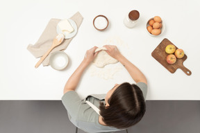 쿠키 반죽으로 일하는 여성 제빵사