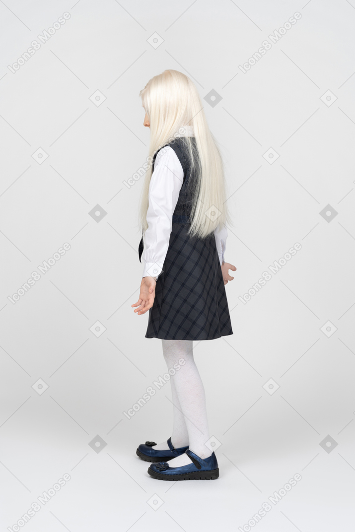 長い髪の女子高生の背面図