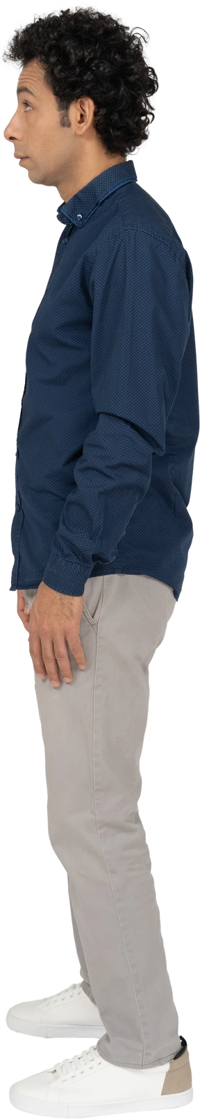 Uomo in abiti casual in piedi di profilo
