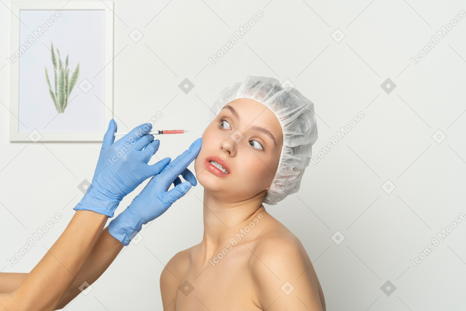 Frau, die während der injektion des füllstoffs verängstigt aussieht