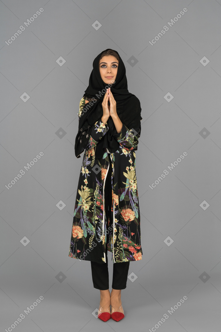 祈るイスラム教徒の女性の肖像画