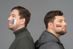 Portrait de deux fans de football masculins