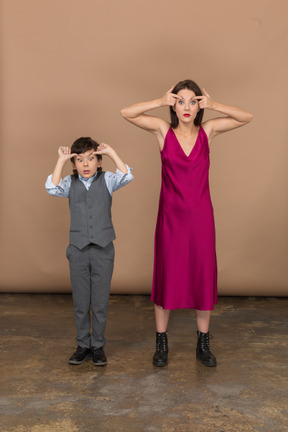 Niño y mujer abriendo los ojos