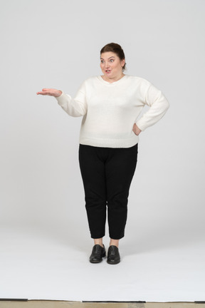 一个穿着休闲服摆姿势的胖女人的前视图