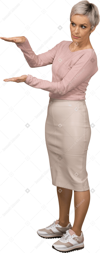 Vista lateral de uma mulher em roupas casuais mostrando o tamanho de algo