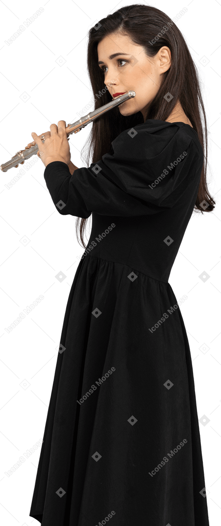 严重的年轻女子，穿着长笛的黑裙子的四分之三的视图