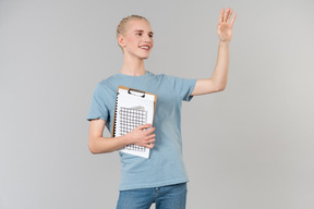 Süßer junger androgyner typ in einem hellblauen t-shirt und blue jeans, auf dem weg zum college