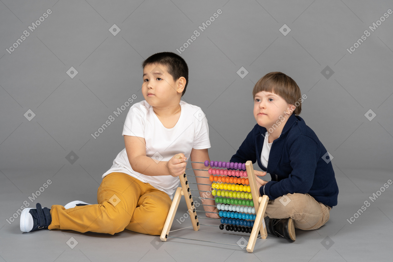 Duas crianças olhando de soslaio