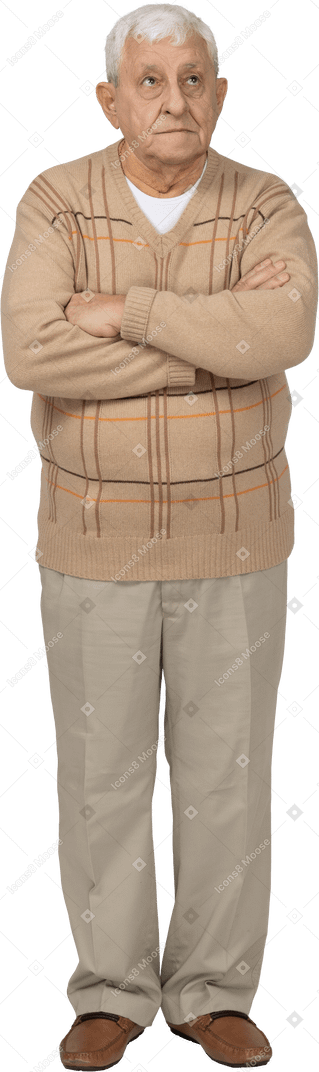 Vorderansicht eines alten mannes in freizeitkleidung, der mit verschränkten armen steht und aufschaut