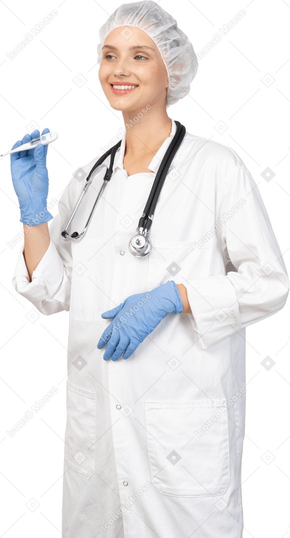 Vista di tre quarti di una giovane dottoressa sorridente con lo stetoscopio che tiene il termometro