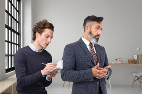 Capo e dipendente che lavorano a qualcosa